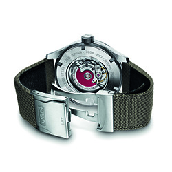 Оборотная сторона корпуса часов «Oris Big Crown ProPilot» открывает вид на новый калибр «Oris 752» с фирменным красным ротором.